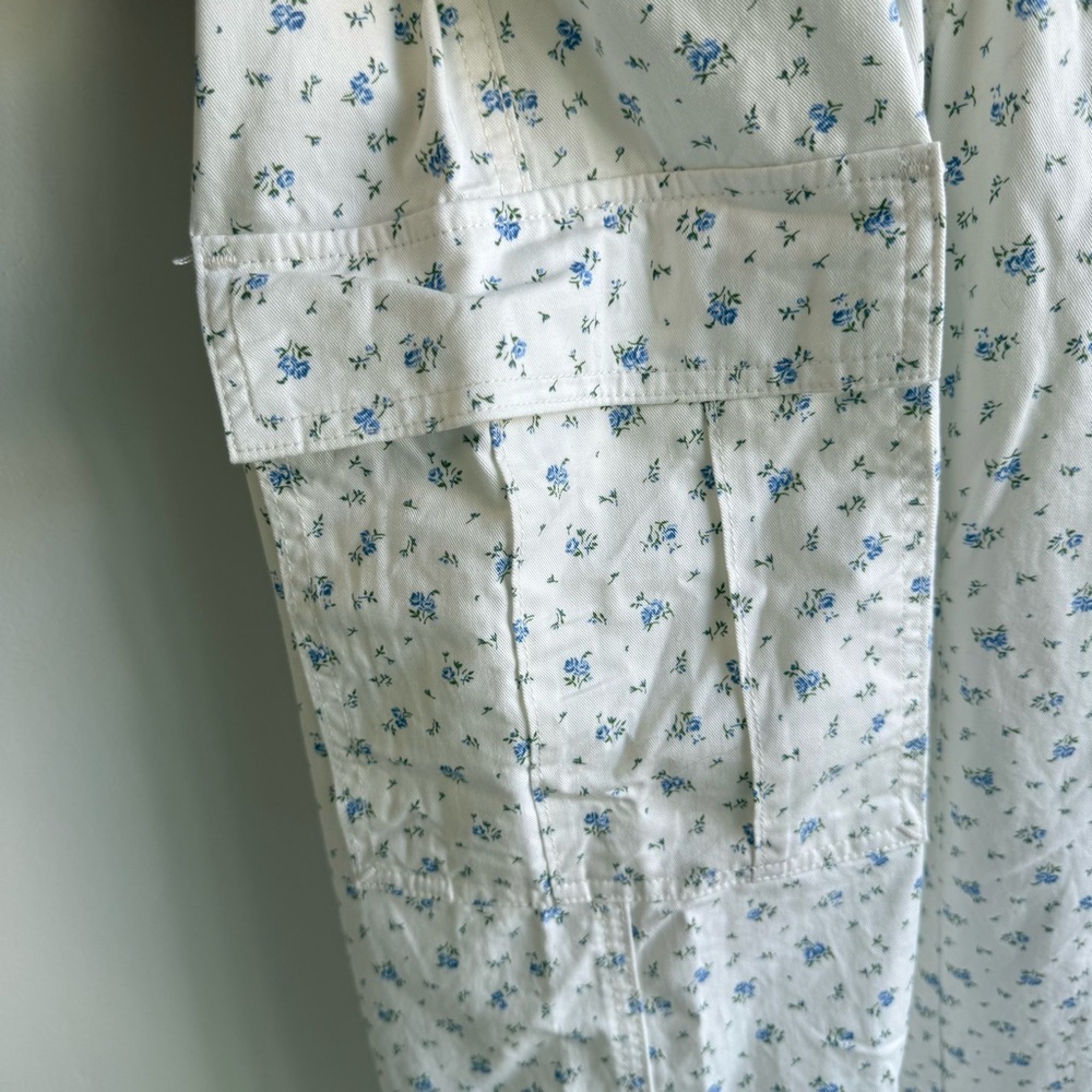 Levi’s “Isabel” Floral White ‘94 Baggy Cargo Pants NWOT - Picture 4 of 7